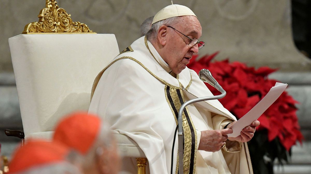 Papež odsoudil při štědrovečerní mši nenasytnost po moci a bohatství
